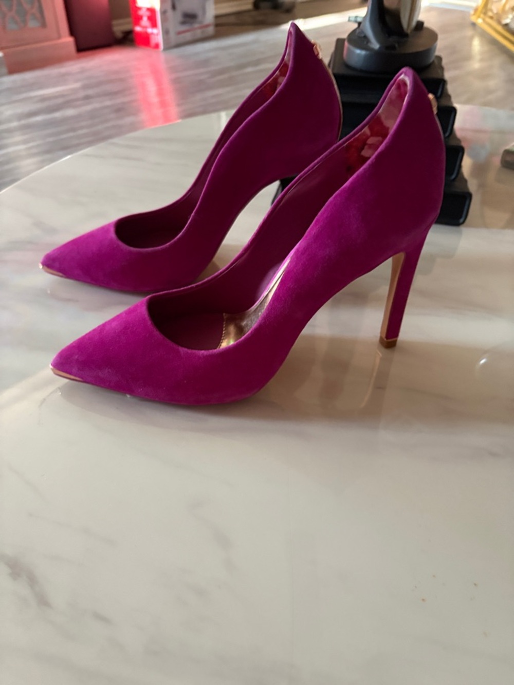 Ted Baker Fuchsia Suede Pointed-Toe Pumps NEW - Picture 2 of 4